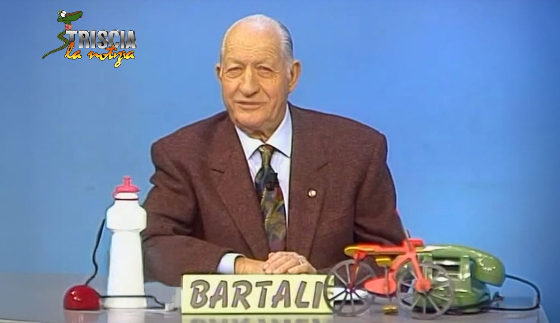 Quando Bartali aggiustava la bici da corsa con Vastano sul bancone di Striscia: il grande campione condusse più volte il tg satirico