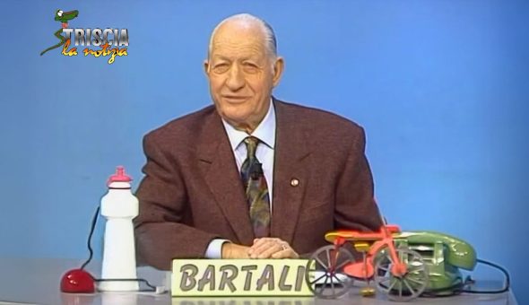 Quando Bartali aggiustava la bici da corsa con Vastano sul bancone di Striscia: il grande campione condusse più volte il tg satirico