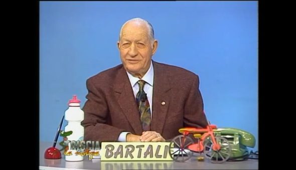 Gino Bartali aggiusta una bici da corsa sul bancone di Striscia: correva l'anno 1992