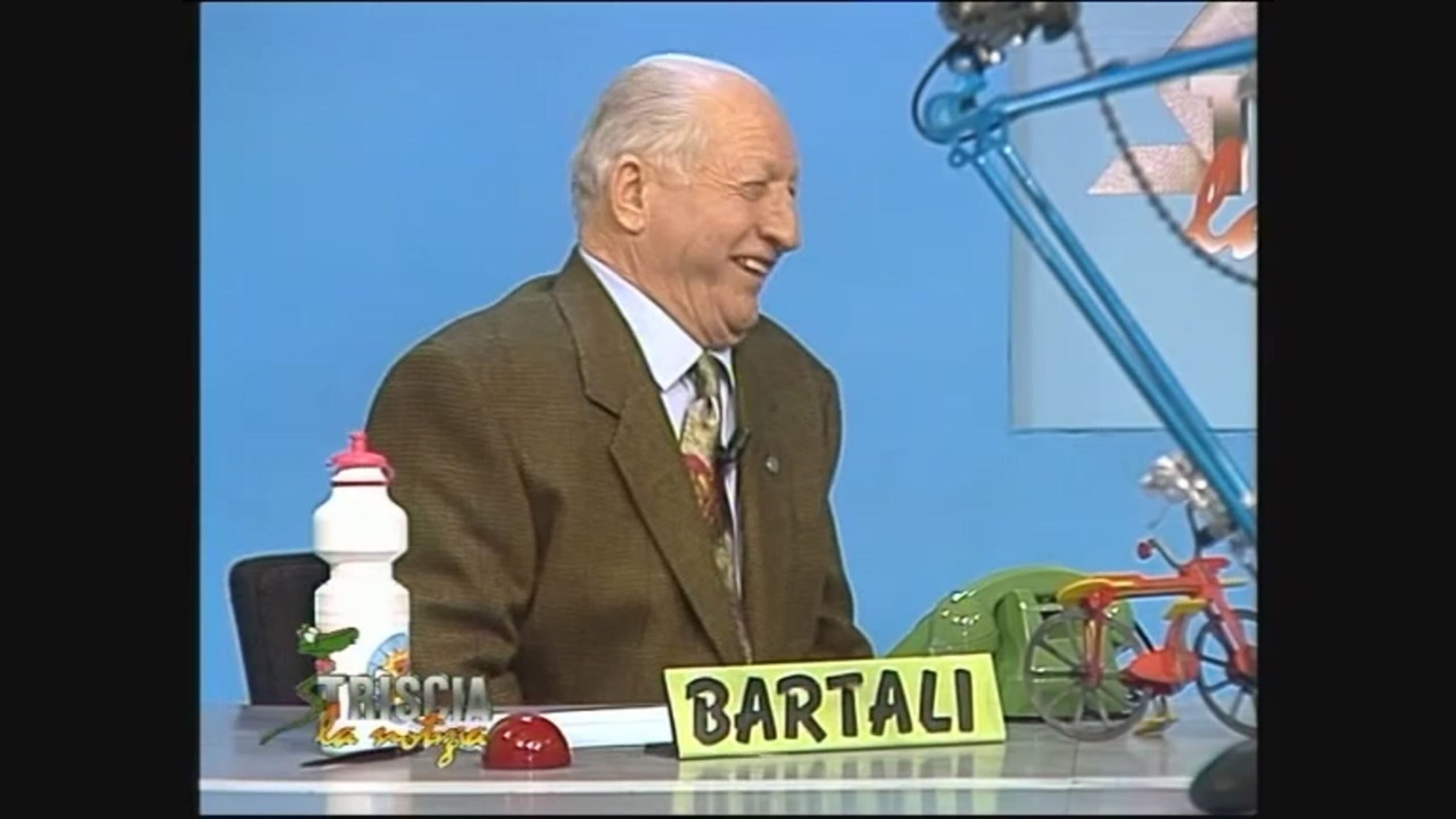 Storie di campioni, perché Bartali aveva la voce roca? Super Gino lo racconta a Striscia…