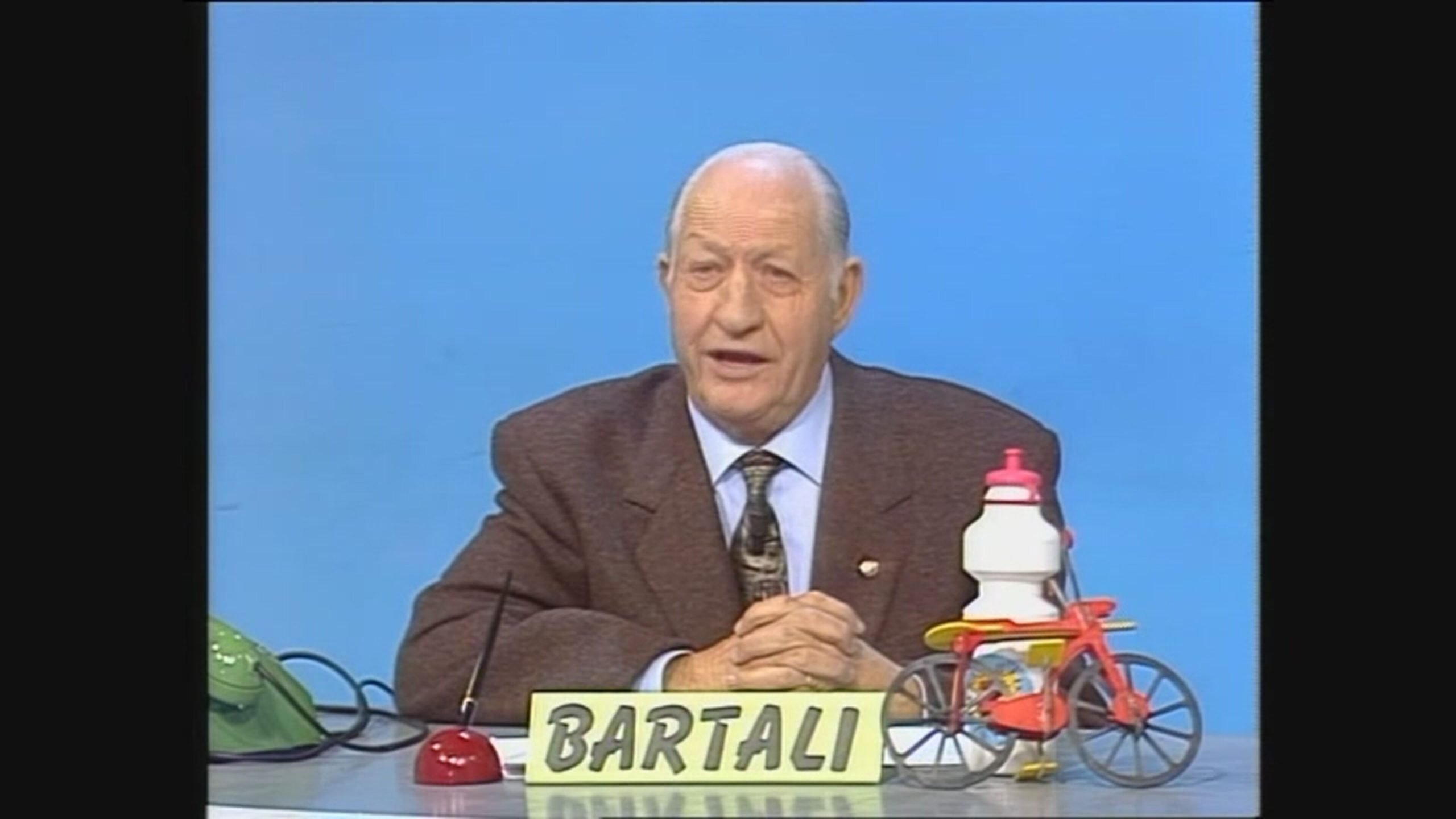 Gino Bartali e quelle 50 cadute in bici: il campione a Striscia racconta quante volte si è rotto il naso