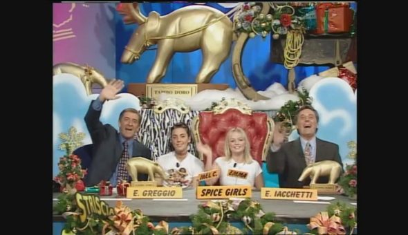 I Tapiri alle Spice Girls: ecco la consegna a Emma e Mel C in studio. Uno dei trofei si rompe ed Enzino si offre di ripararlo...