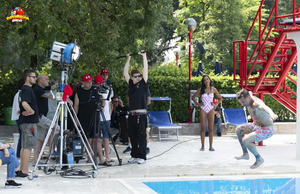 Vittorio Brumotti e Juliana Moreira tuffo piscina