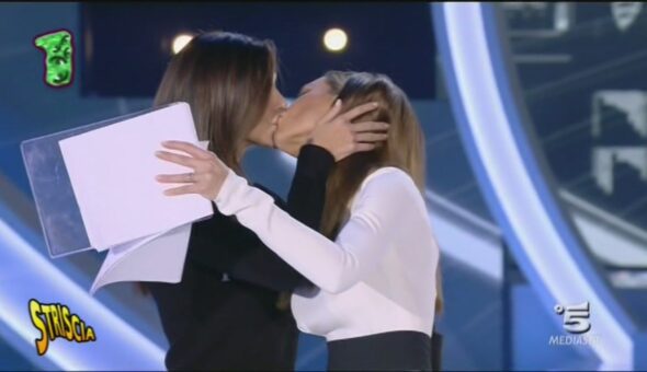 I Nuovi Mostri, il bacio tra Belén e Ilary Blasi