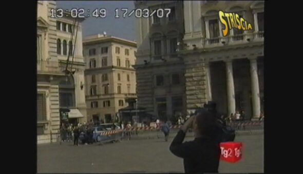Prodi affacciato alla finestra