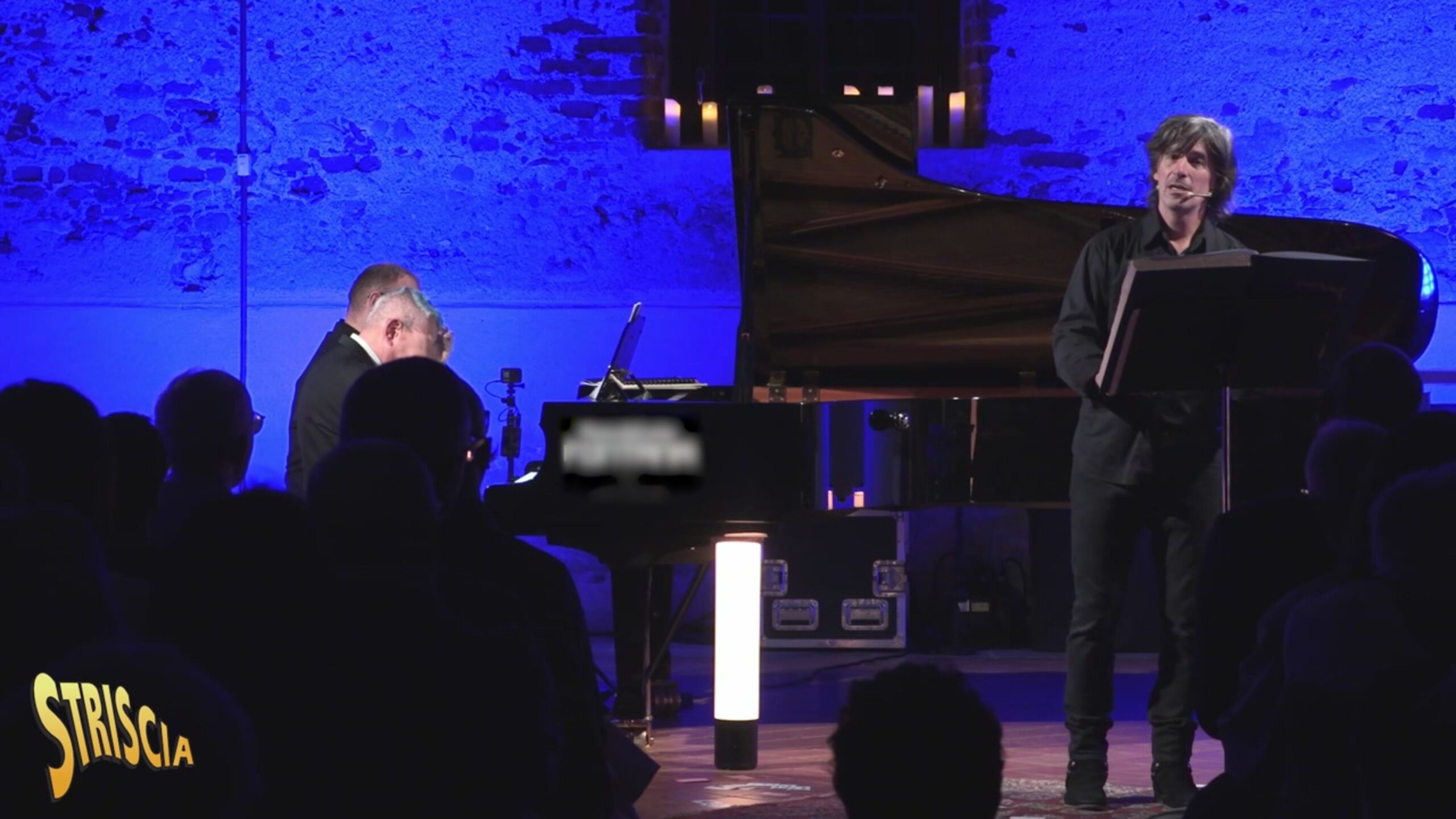 Il Mago Casanova tra pianoforte, candele e tavolini magici: il video del Family Concert