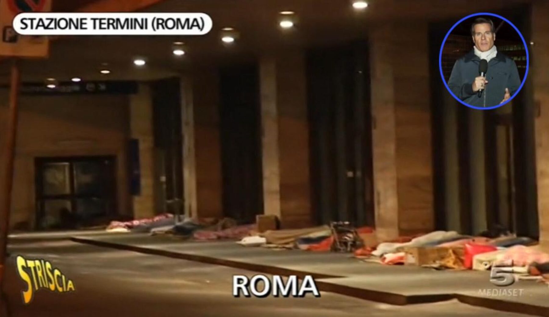 Roma, la stazione Termini di notte tra clochard, degrado e disperazione