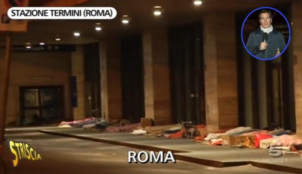 Roma, la stazione Termini di notte tra clochard, degrado e disperazione