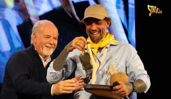 Vittorio Brumotti premiato da Antonio Ricci con la “Fionda d’autunno” per il suo impegno e i lampi di follia posti al servizio del bene comune