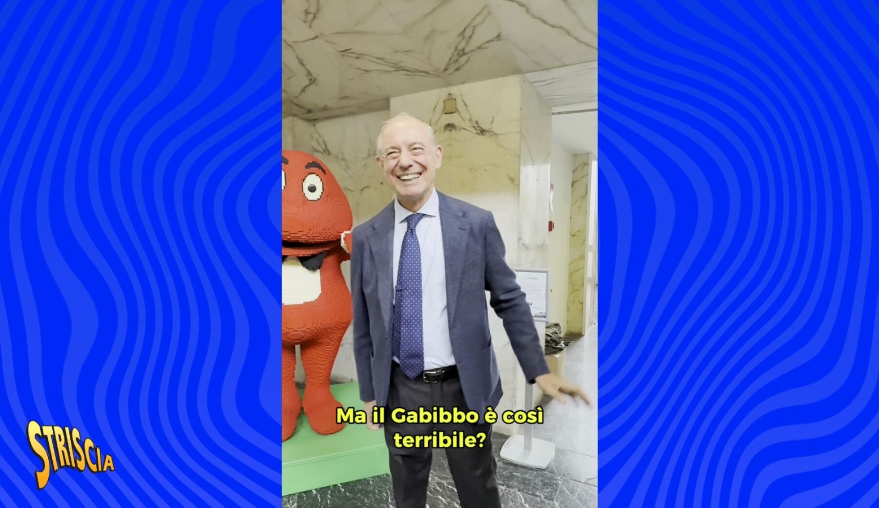 «Speriamo che non capiti a me»: il ministro Adolfo Urso “terrorizzato” dal Gabibbo all’Italy Brick Expo di Roma