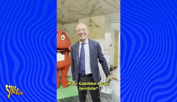 «Speriamo che non capiti a me»: il ministro Adolfo Urso “terrorizzato” dal Gabibbo all’Italy Brick Expo di Roma