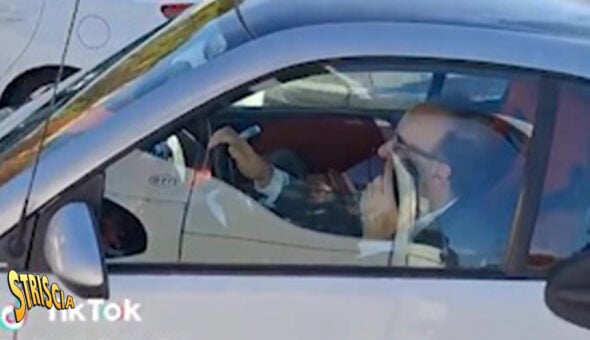 Roberto Benigni beccato alla guida con telefono in mano e senza cintura