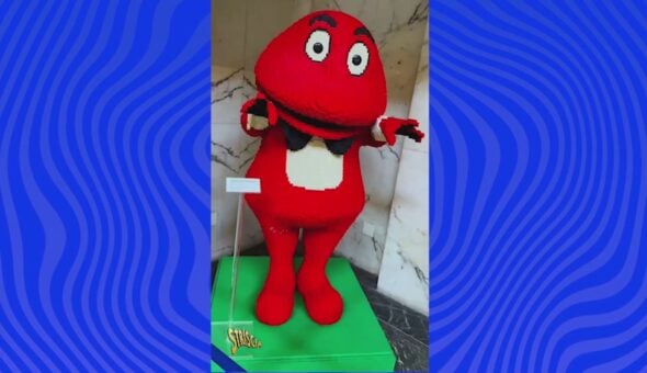 Folla di bambini tra i visitatori per il Gabibbo di Lego all'Italy Brick Expo di Roma