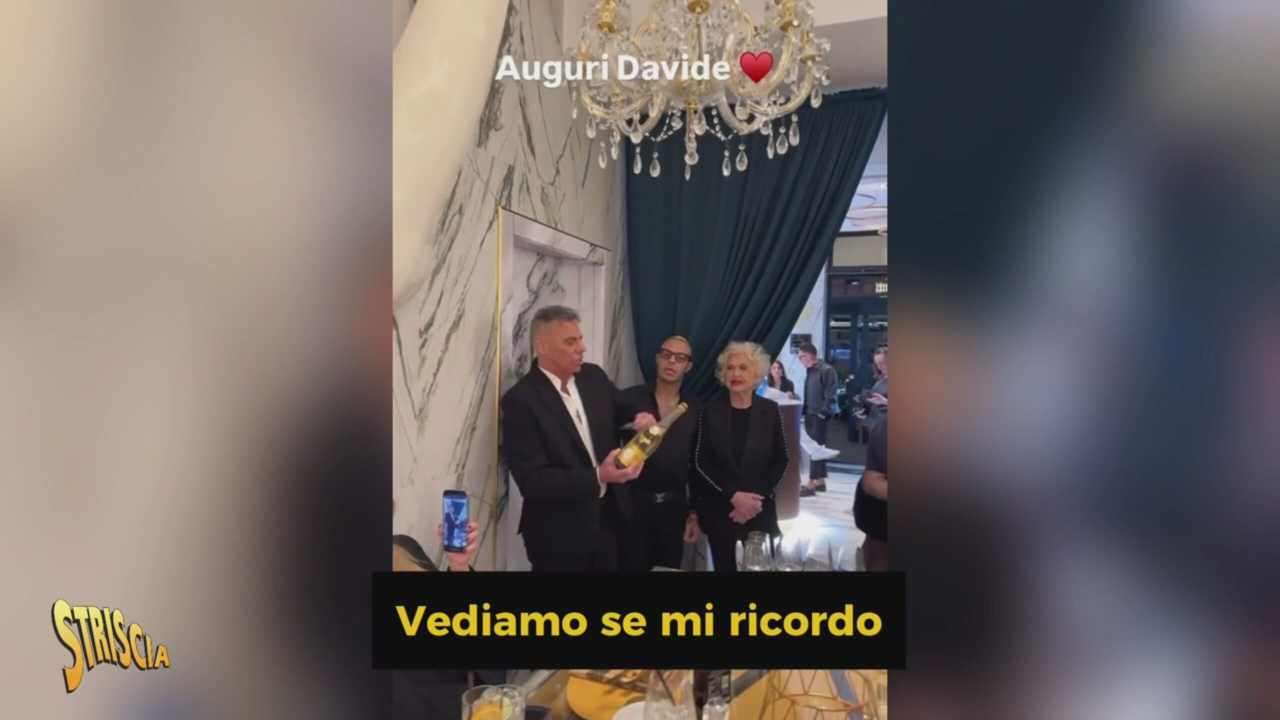 Davide Lacerenza festeggia il compleanno sui social: sciabolate con champagne e carte di credito in bella vista