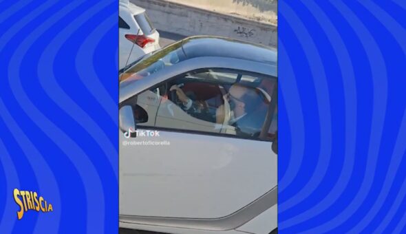 Roberto Benigni beccato alla guida con telefono in mano e senza cintura