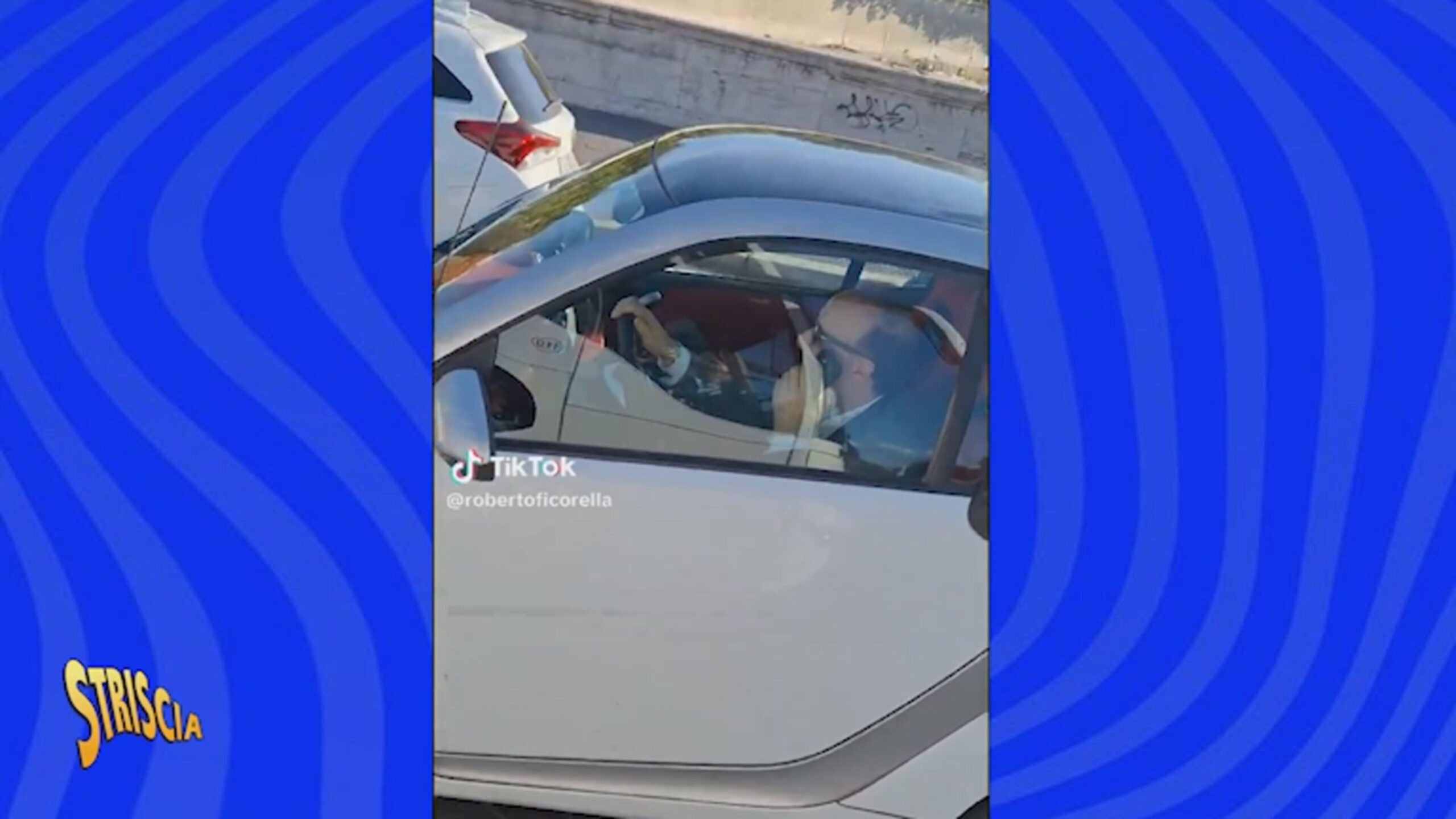 Roberto Benigni beccato alla guida con telefono in mano e senza cintura