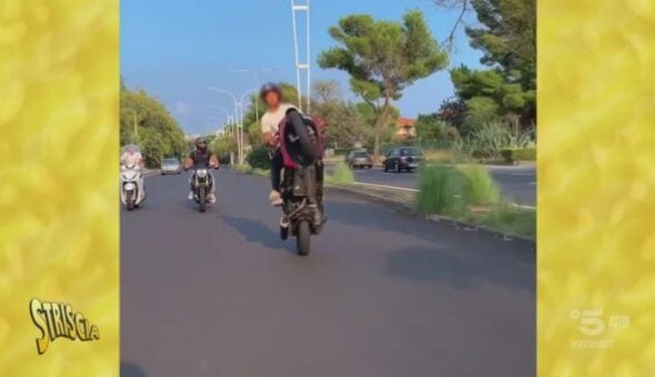 Folle gara di velocità a Roma: muore una ventenne. I servizi di Striscia sui giovani che rischiano la vita in sfide su strada