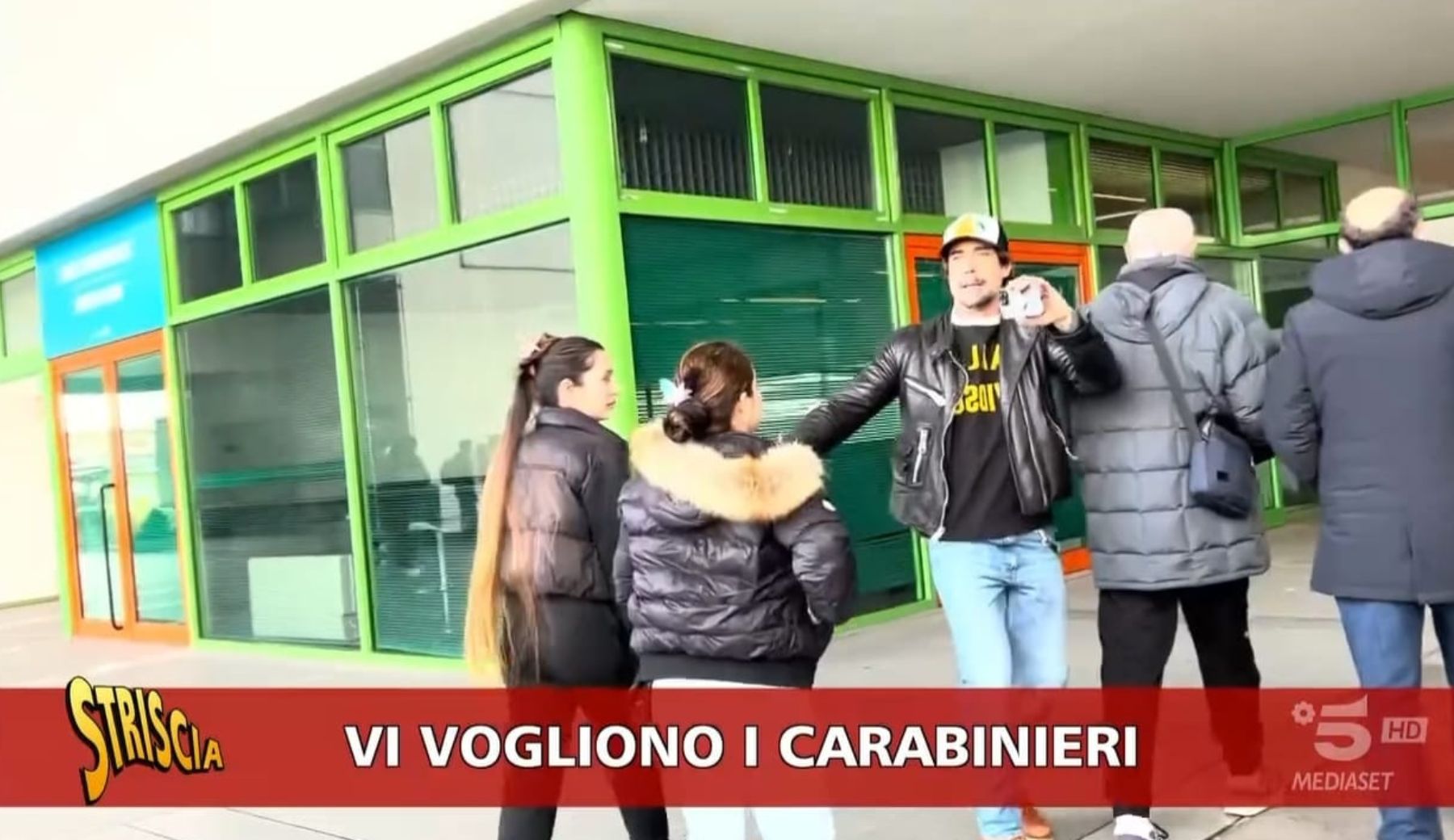 La truffa dei finti sordomuti che chiedono donazioni per falsa beneficenza. I servizi di Striscia