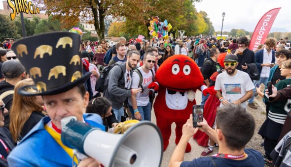 Il Gabibbo infiamma il Lucca Comics tra selfie, giochi e un leggendario cosplay di Goldrake. Vittoria Ricci: «Il Gabibbo è stato preso d’assalto da migliaia bambini e bambinoni di tutte le età, travolto dall’affetto e dalle attestazioni di stima dei fan. In un mondo che cambia veloce il Gabibbo si conferma un’icona senza tempo»