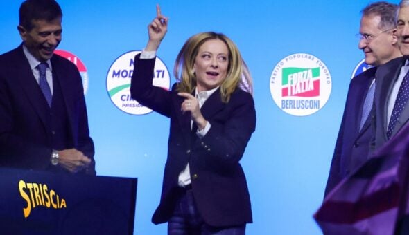 Meloni e Tajani cantano «Chi non salta comunista è» al comizio di Napoli