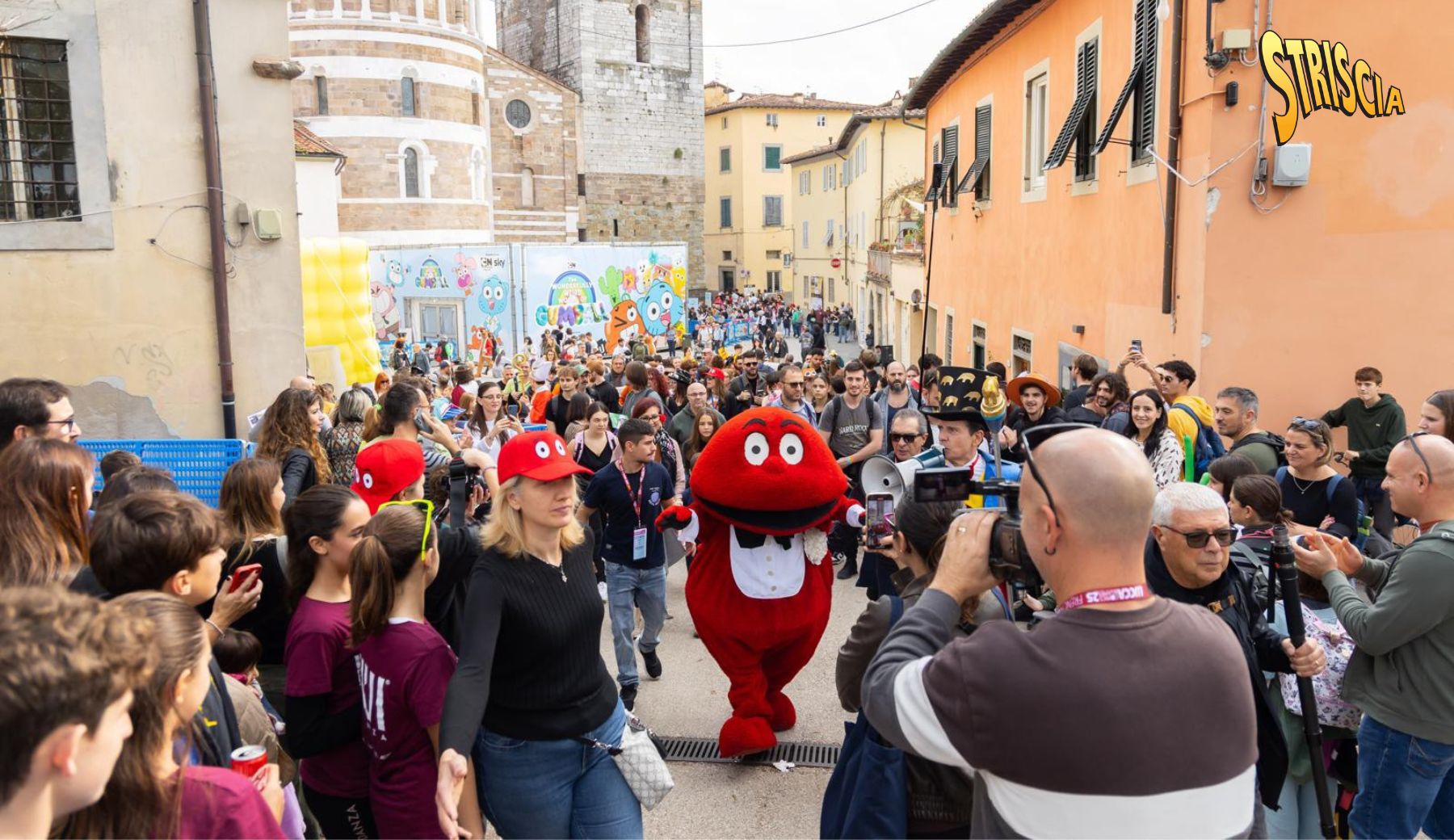 Il Gabibbo infiamma il Lucca Comics tra selfie, giochi e un leggendario cosplay di Goldrake. Vittoria Ricci: «Il Gabibbo è stato preso d’assalto da migliaia bambini e bambinoni di tutte le età, travolto dall’affetto e dalle attestazioni di stima dei fan. In un mondo che cambia veloce il Gabibbo si conferma un’icona senza tempo»