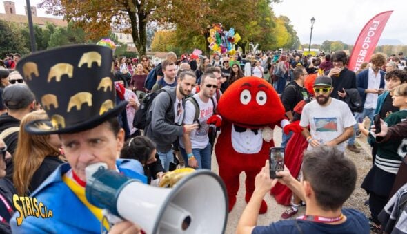 Il Gabibbo infiamma il Lucca Comics tra selfie, giochi e un leggendario cosplay di Goldrake. Vittoria Ricci: «Il Gabibbo è stato preso d’assalto da migliaia bambini e bambinoni di tutte le età, travolto dall’affetto e dalle attestazioni di stima dei fan. In un mondo che cambia veloce il Gabibbo si conferma un’icona senza tempo»