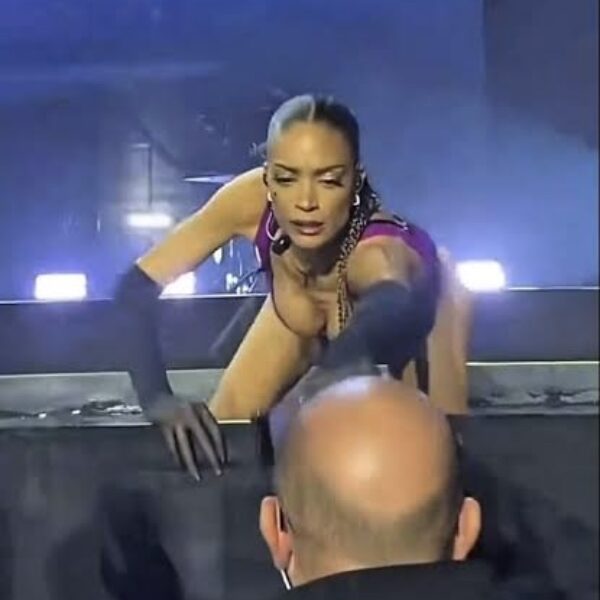 Lory Del Santo attacca Elodie: «Se vai su un palcoscenico e ti vesti in un certo modo, devi sapere che ti fotografano così»