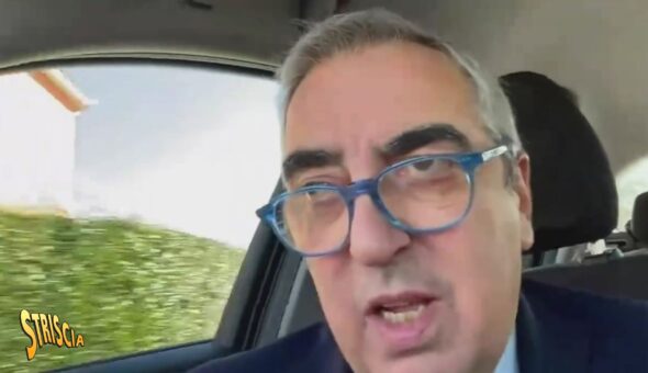 Maurizio Gasparri collegato dall'auto senza cintura di sicurezza