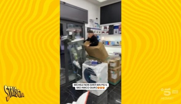 Napoli, arrestato l’influencer protagonista dei TikTok in cui spaccava una vetrina per pubblicizzare un negozio