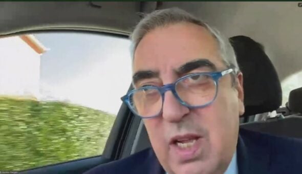 Maurizio Gasparri collegato dall'auto senza cintura allacciata