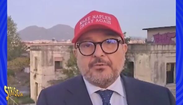 «Make Naples great again»: Sangiuliano lancia il berretto trumpiano