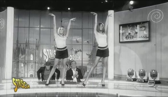 Le Veline Nargi e Caracciolo e l'omaggio alle gemelle Kessler: 