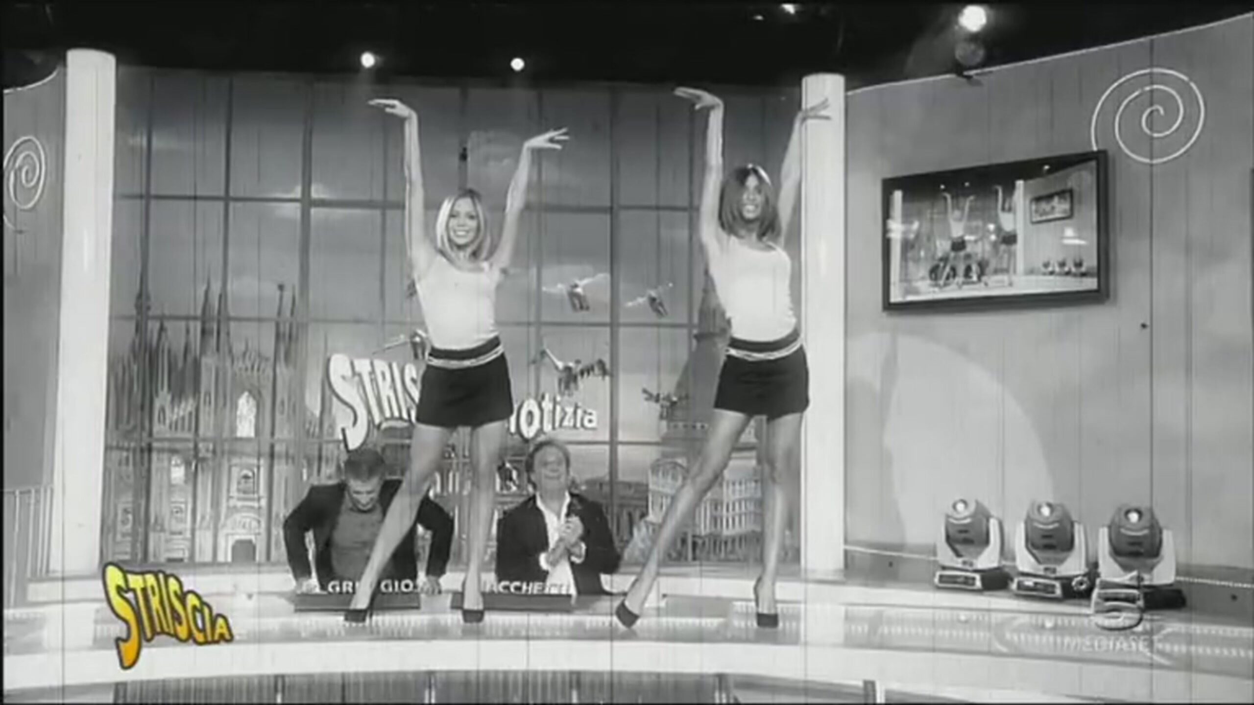 Le Veline Nargi e Caracciolo e l’omaggio alle gemelle Kessler: “La notte è piccola”