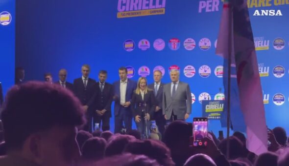 Meloni canta e saltella sul palco: «Chi non salta comunista è»