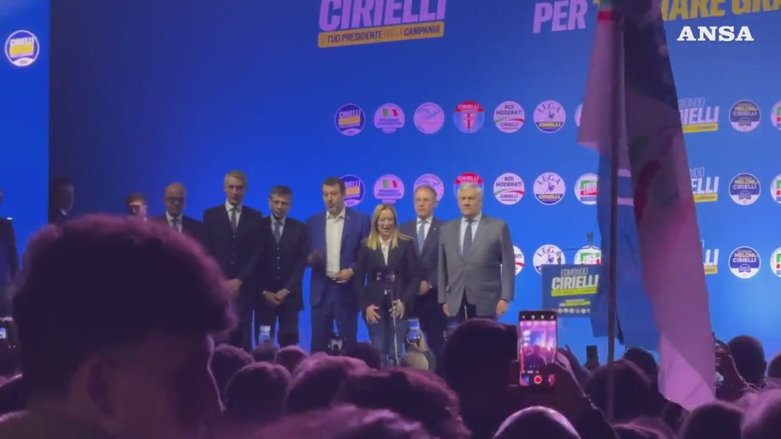 Meloni canta e saltella sul palco: «Chi non salta comunista è»