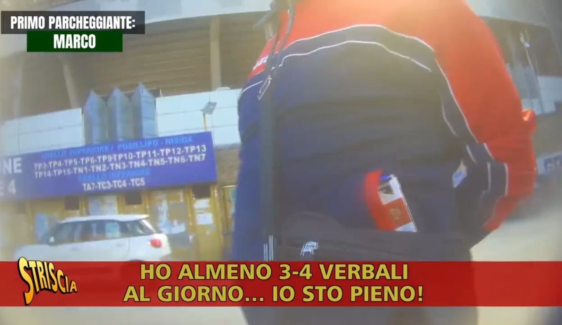 Napoli: fa il parcheggiatore abusivo ma è un dipendente della Regione. La denuncia di Borrelli e i servizi di Striscia