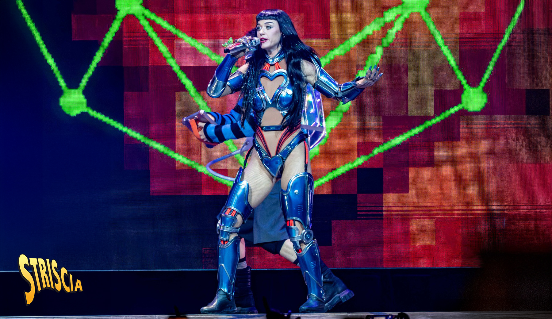 Katy Perry live a Bologna: l’ennesimo outfit da… Moda Caustica!