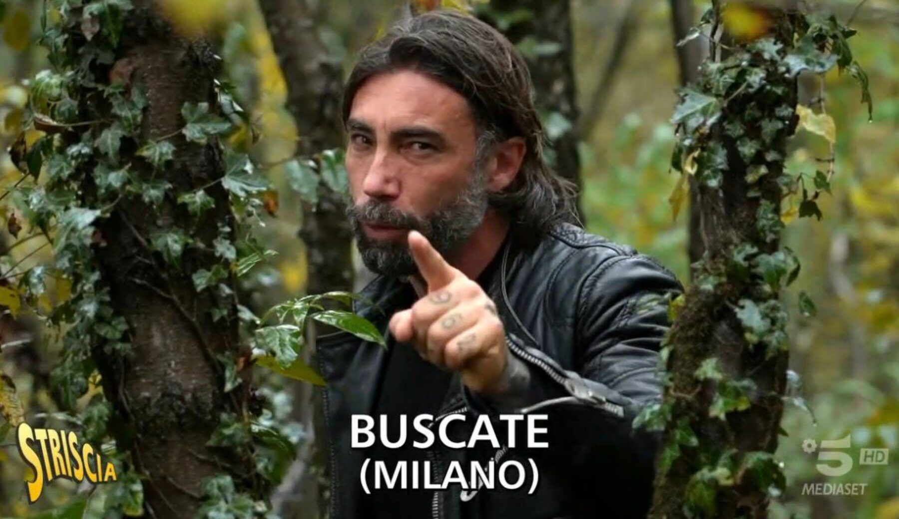 Busto Arsizio: arrestato l’uomo beccato da Striscia mentre lanciava dosi di cocaina dal terrazzo. Il servizio di Brumotti