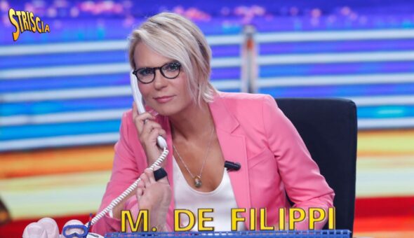 Auguri a Maria De Filippi! Rivediamo la regina della Tv alla conduzione di Striscia