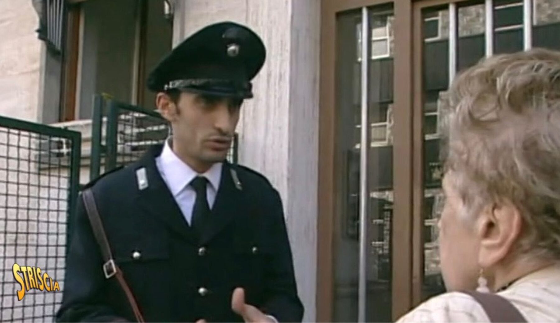 Maxi truffa agli anziani a Milano: 21 arresti per il trucco del “falso carabiniere”. Striscia aveva già lanciato l’allarme