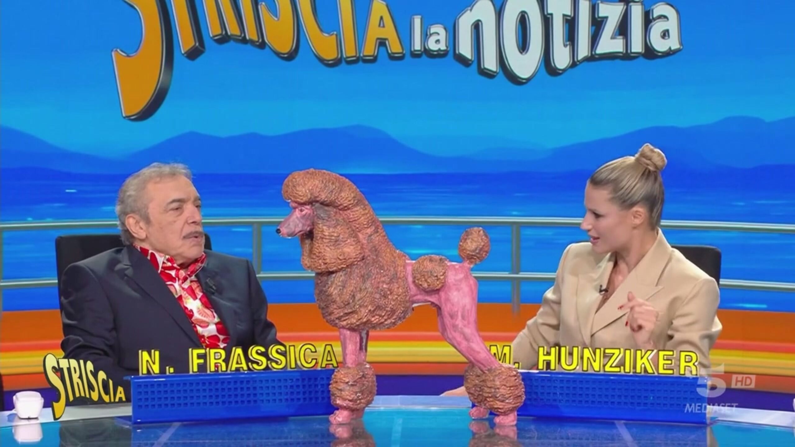 Nino Frassica a Striscia: dal regista cinese Su Gigi ai siparietti con Liorno, il cane Barbone