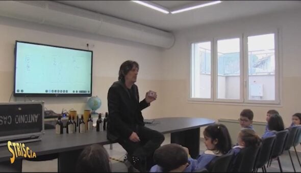 È nata la Scuola di Magia alle elementari: l'insegnante è il Mago Casanova