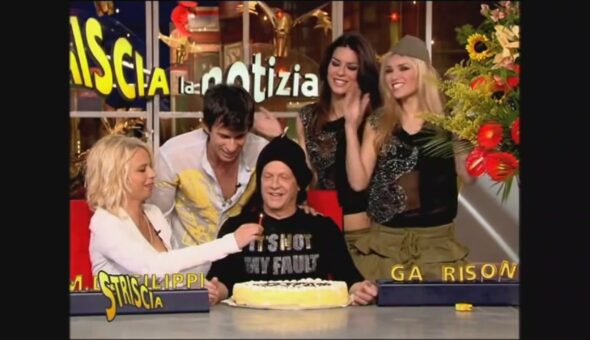 Maria De Filippi conduce Striscia e finisce a torte in faccia