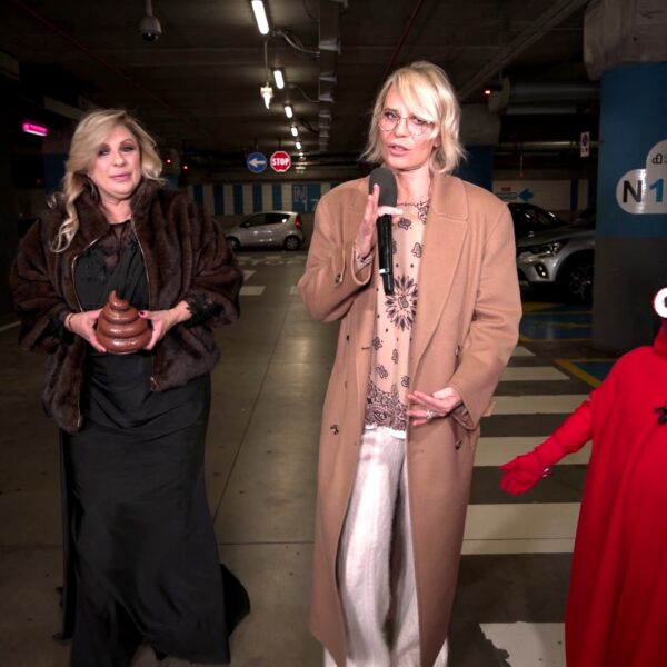 Esclusiva Maria De Filippi: le immagini del backstage a Striscia