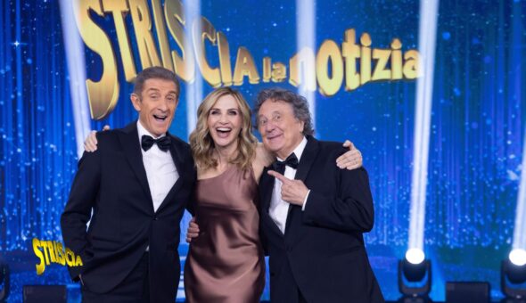 Lorella Cuccarini a Striscia canta, balla e si trasforma in Wonder Cucca