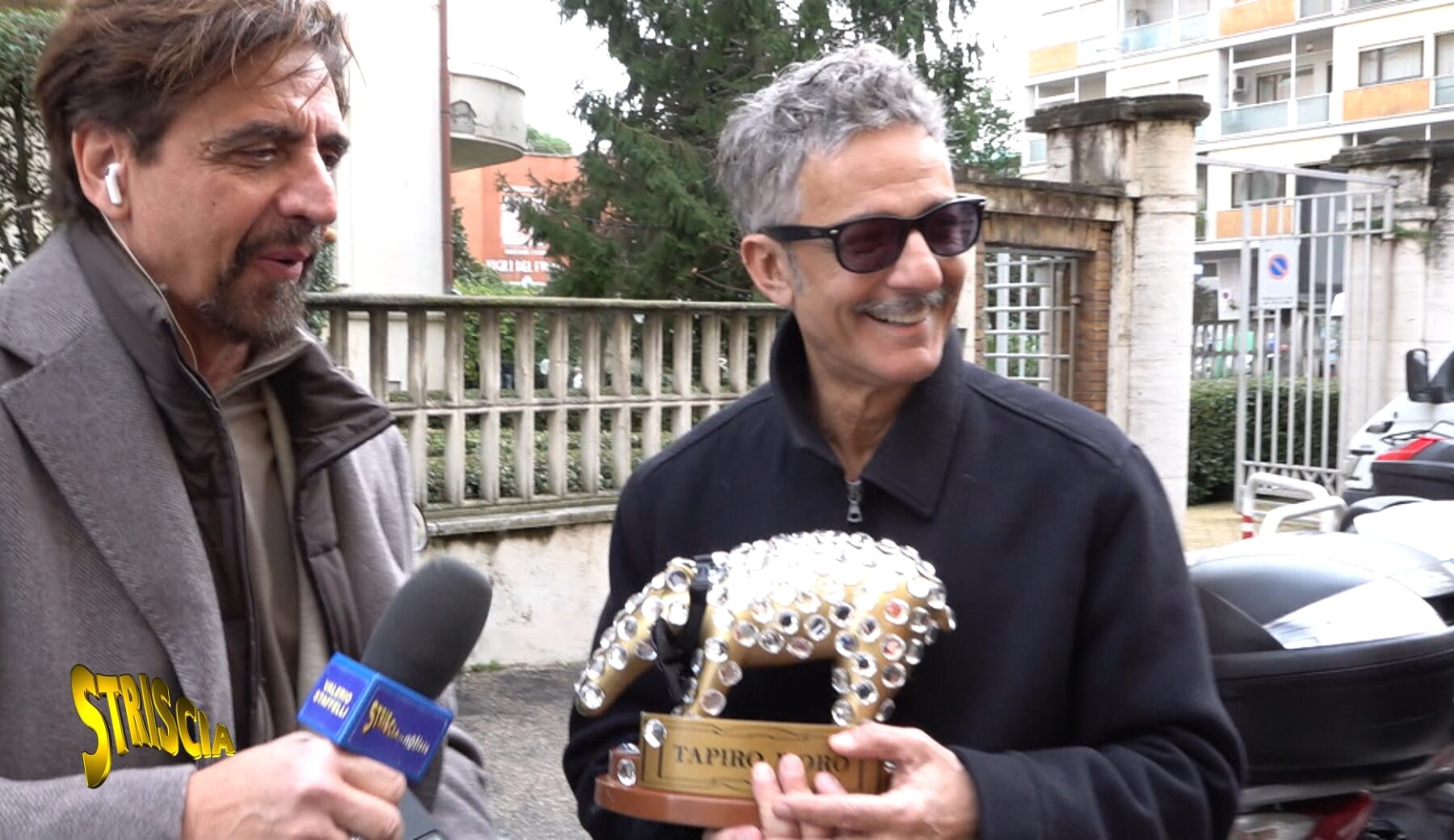 Striscia, tutto pronto per la prima puntata: Tapiro d’oro a Fiorello, Maria De Filippi inviata, Alex Del Piero e Roberta Bruzzone ospiti
