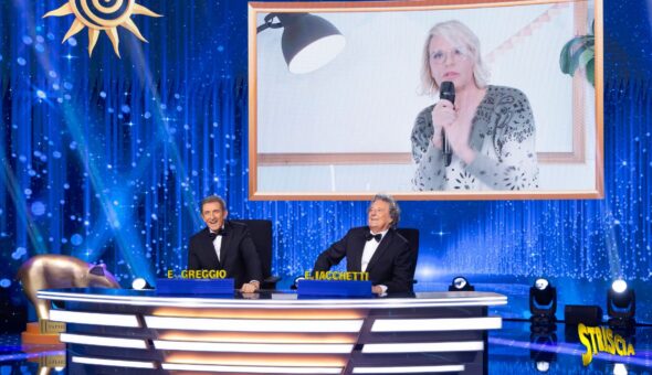 Maria De Filippi ha consegnato le Merdine di Striscia con Tina Cipollari e Giovannino!