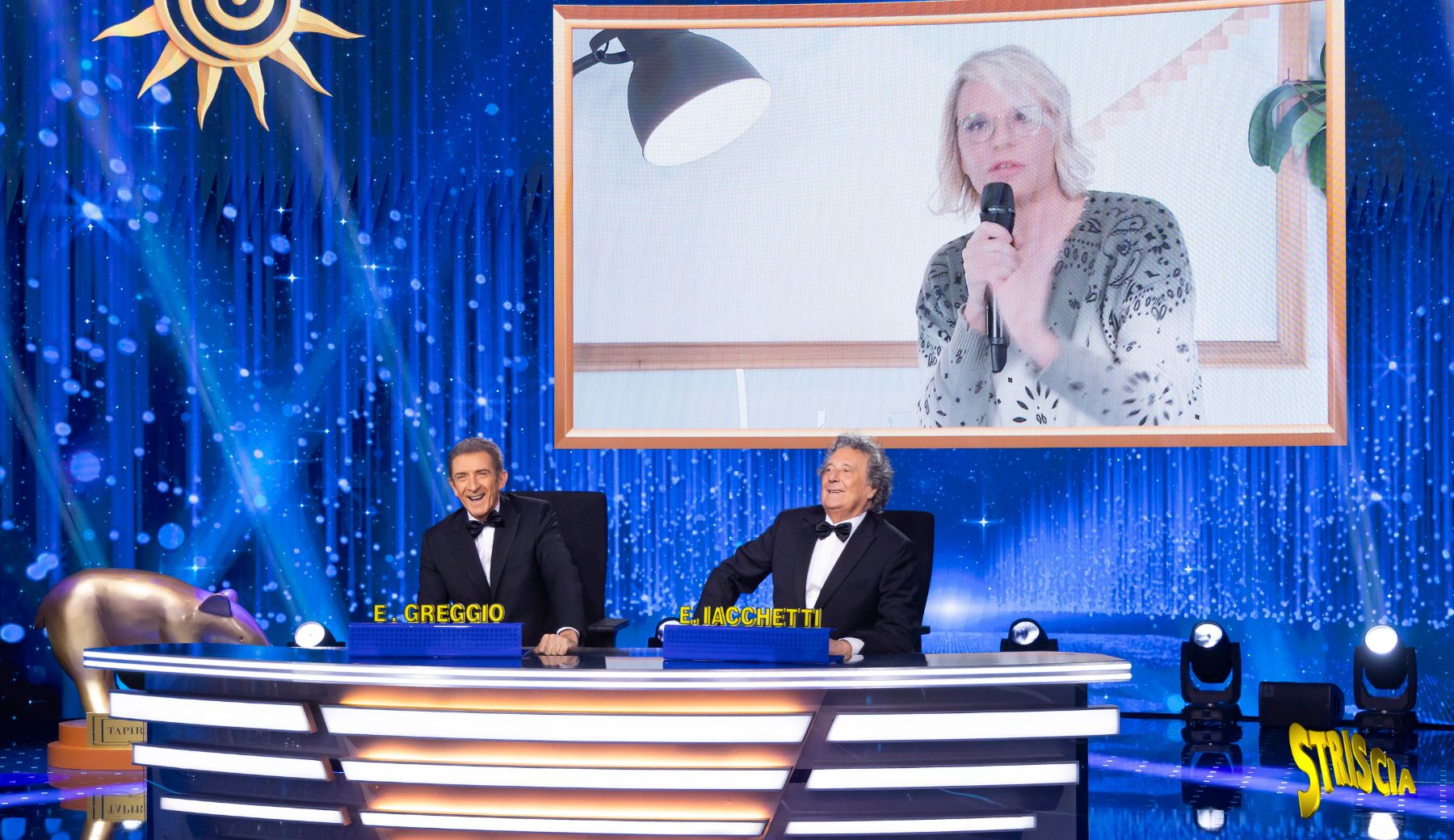 Maria De Filippi ha consegnato le Merdine di Striscia con Tina Cipollari e Giovannino!