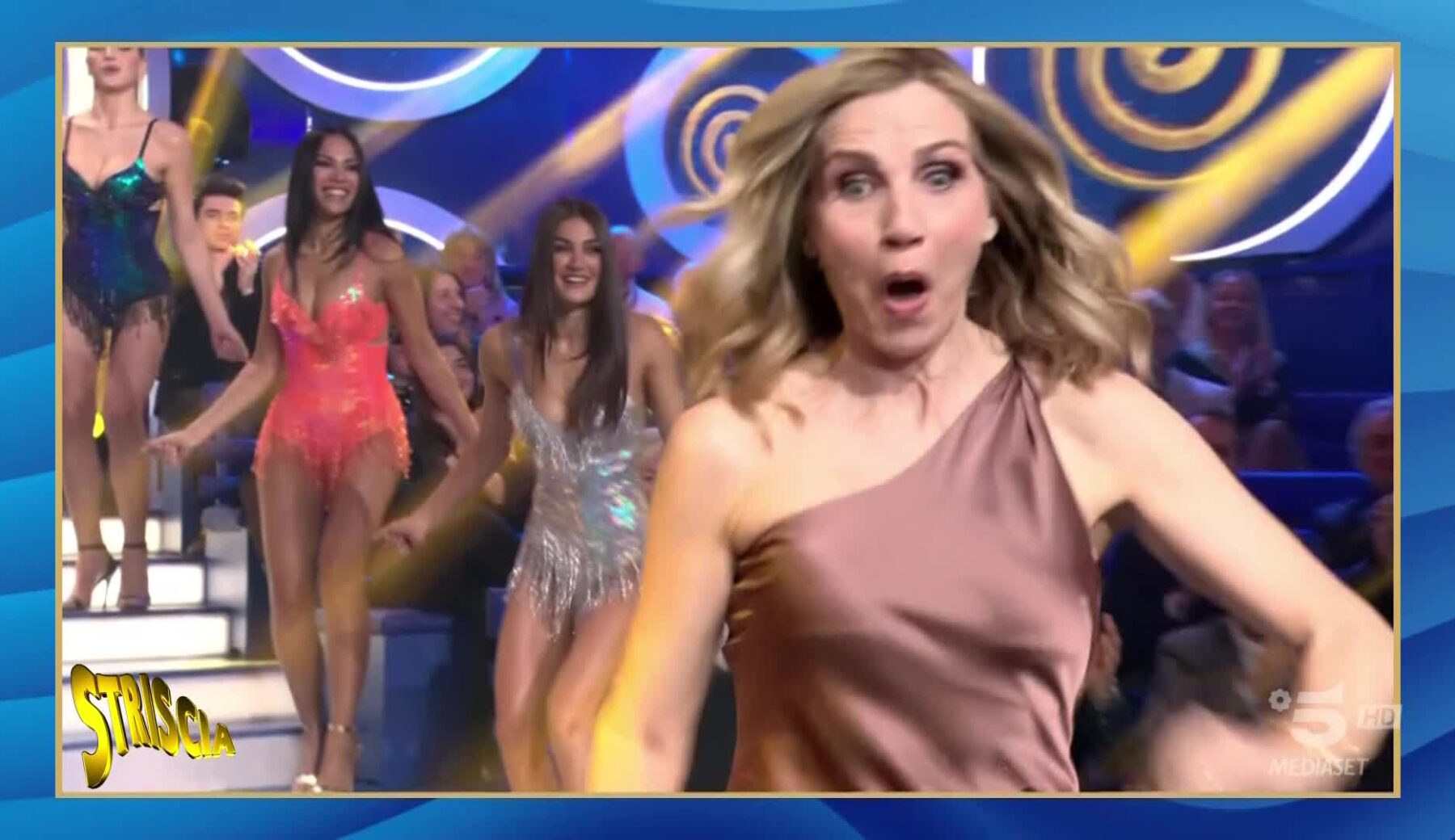 Lorella Cuccarini cade dalle scale di Striscia