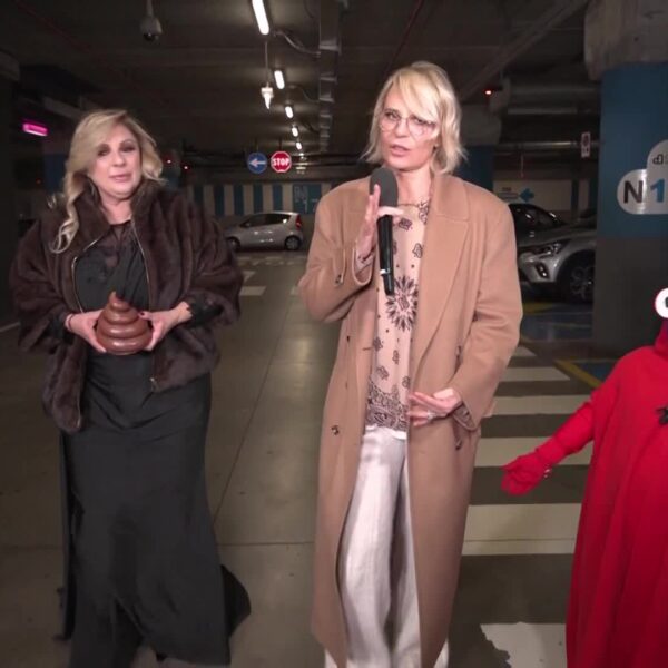 Maria De Filippi ha consegnato le Merdine di Striscia con Tina Cipollari e Giovannino!